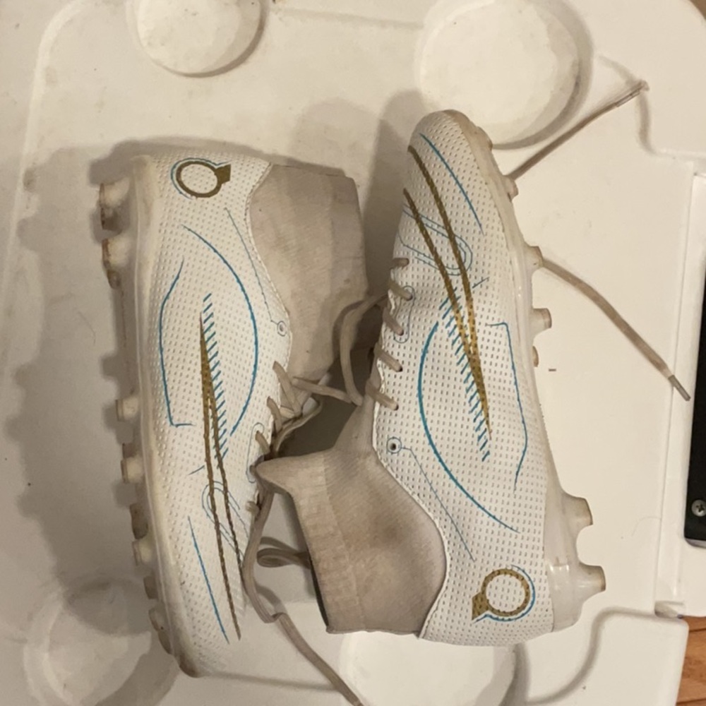 Amazon White and Gold Sneakers for Everyday Style